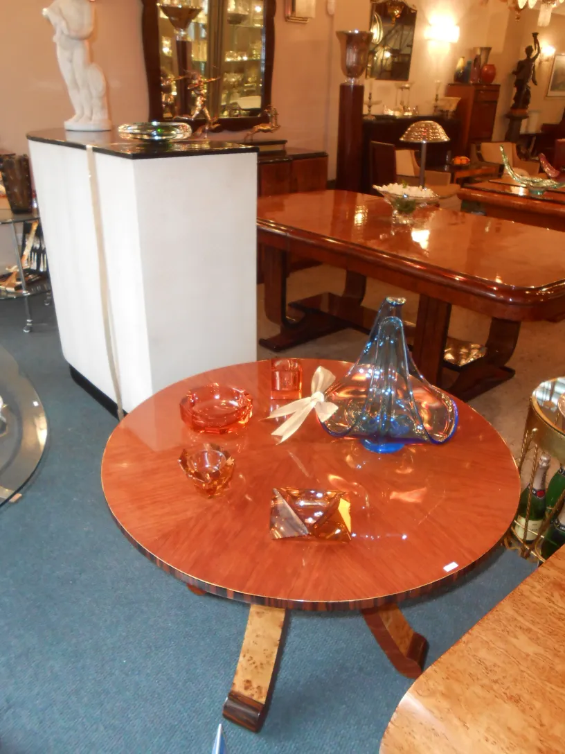 丸い古いコーヒーテーブルとカラフルな装飾品