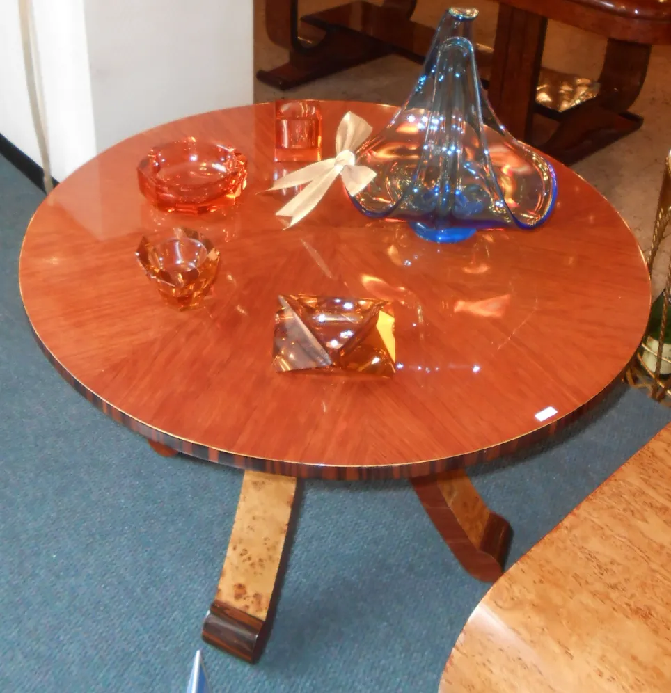 Table basse antique ronde avec des décorations colorées sur le dessus