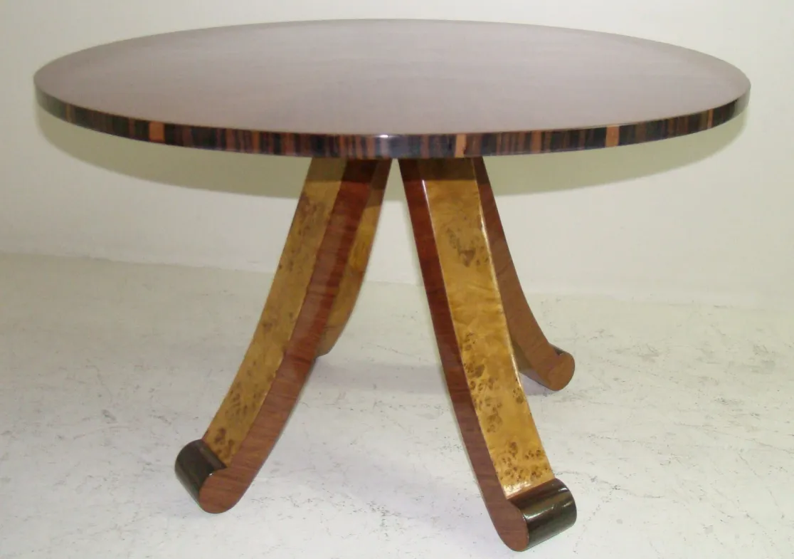 tavolino da caffè antico rotondo con gambe eleganti