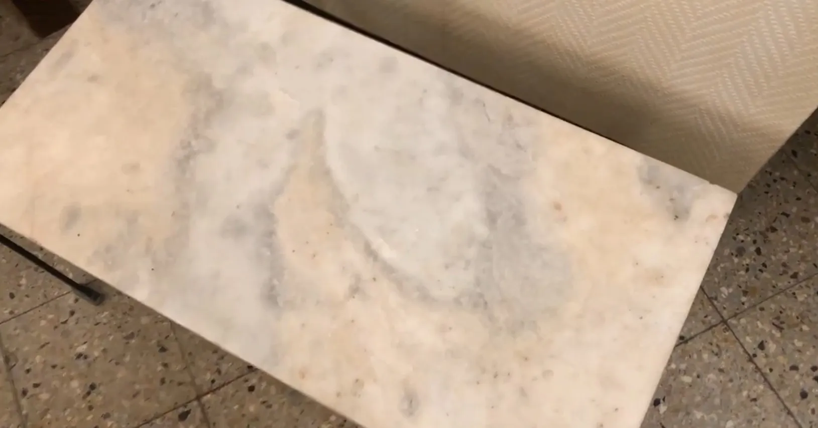 mesa ratona antigua, superficie clara y decorativa, ambiente clásico