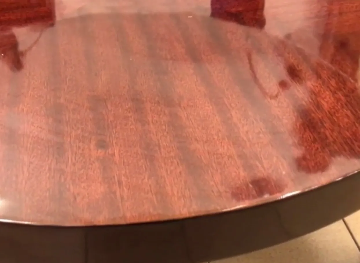 アンティークの丸いコーヒーテーブルが居心地の良い雰囲気の中に