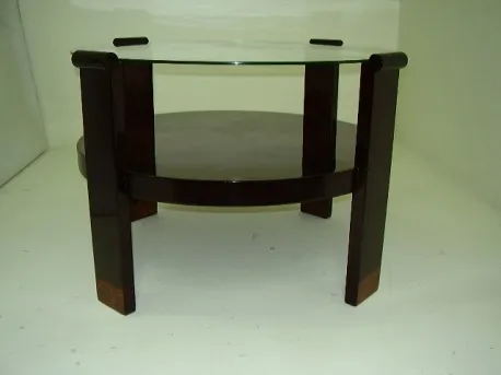 mesa ratona antigua con diseño elegante y base robusta