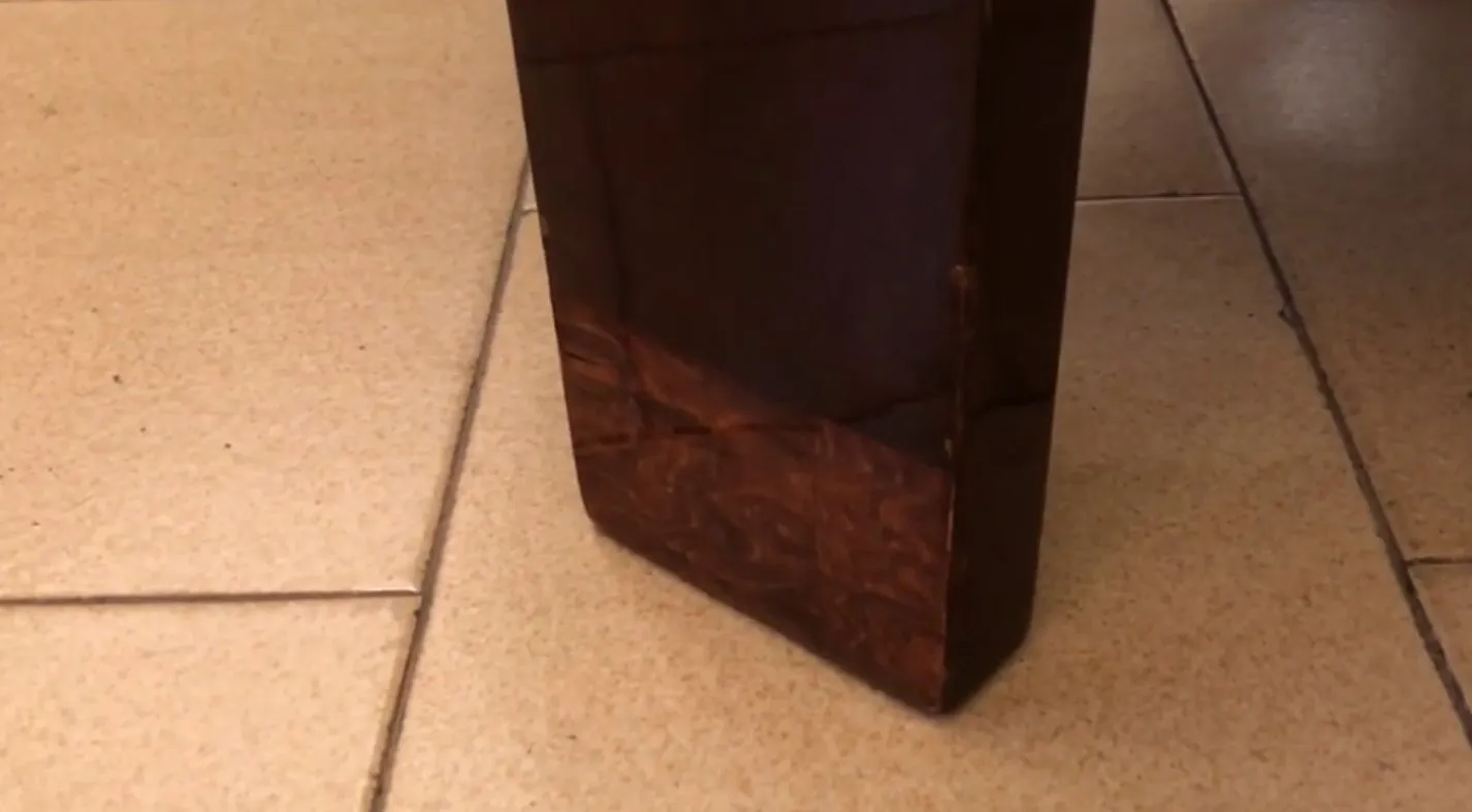 dettaglio della base di un tavolino da caffè antico con decorazione sottile