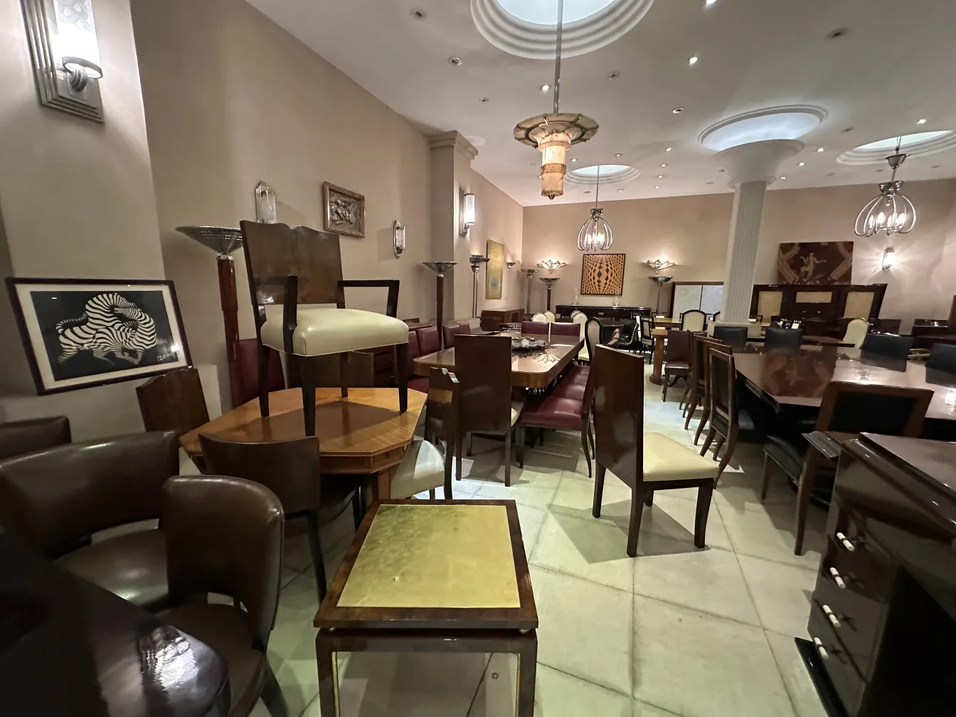 mesa ratona antigua en un ambiente elegante