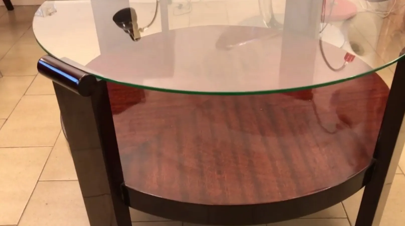 Mesa de centro antiga com forma elegante em ambiente acolhedor