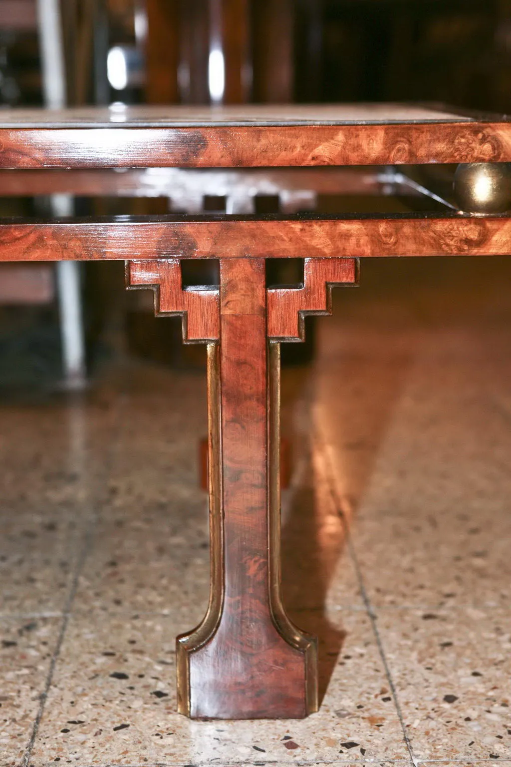 antiker Couchtisch mit Basendetail, gemütliche Atmosphäre