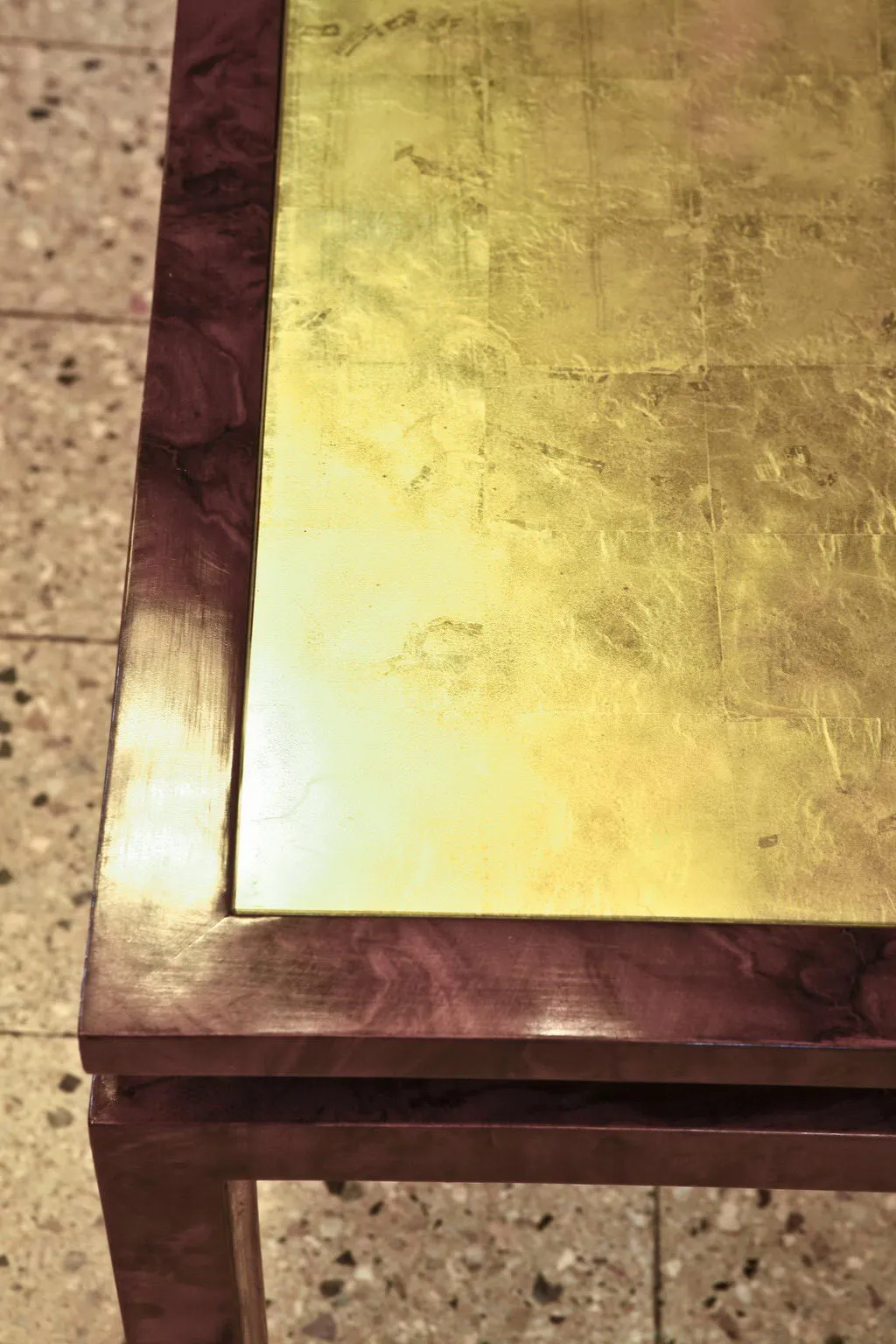 Mesa ratona antigua con superficie brillante en un ambiente elegante.