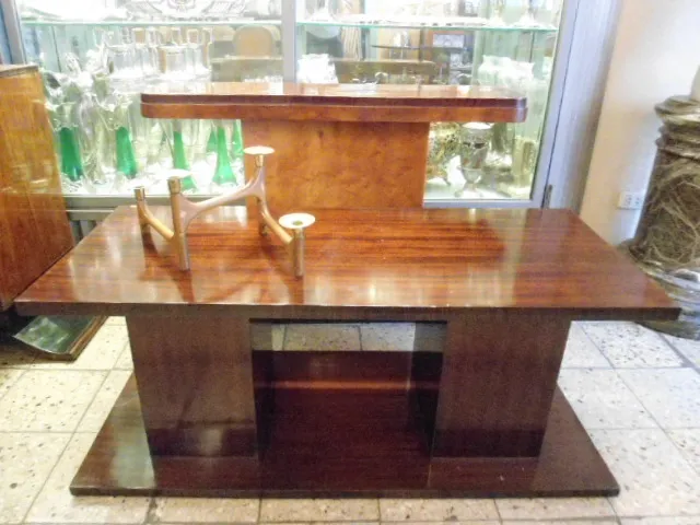 mesa de centro antiga com design elegante em um ambiente acolhedor com candelabro