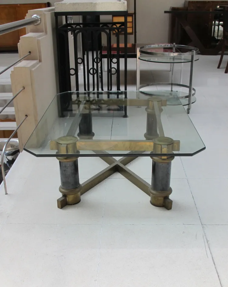 table basse ancienne avec verre transparent et pieds métalliques, ambiance moderne