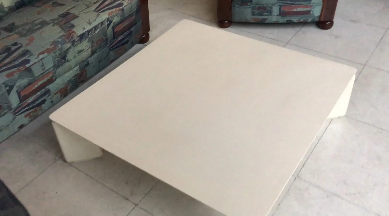 mesa de centro antiga com design quadrado na sala