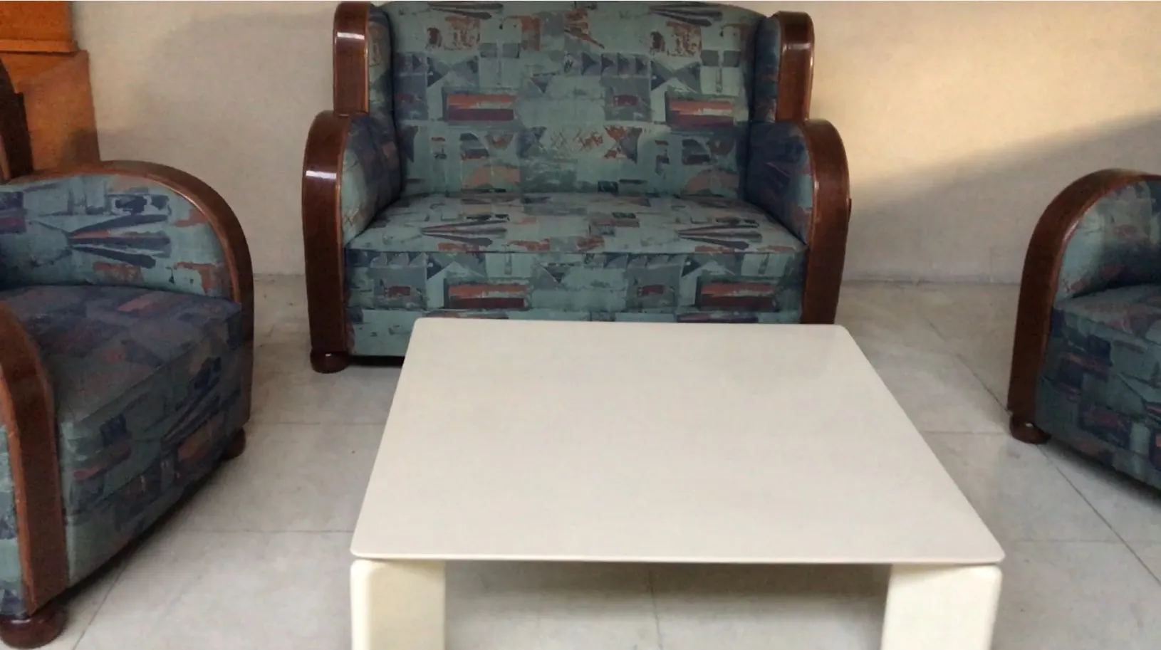 mesa de centro antiga de formas simples na sala