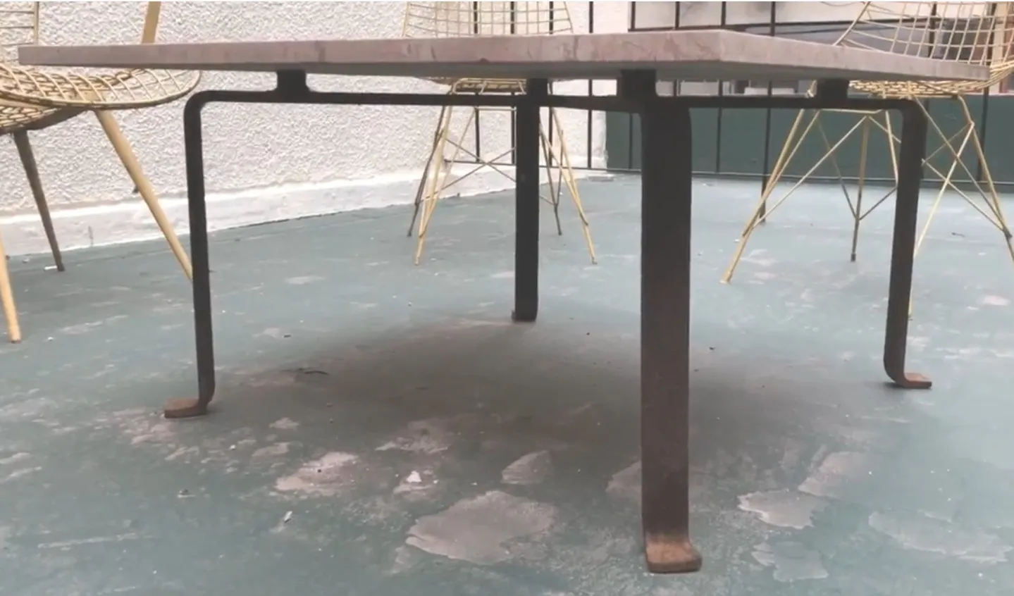 mesa ratona antigua con patas elegantes, en un entorno relajante