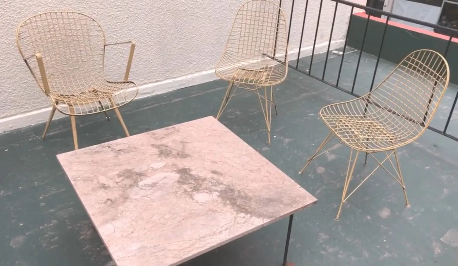 Mesa ratona antigua de diseño elegante en un ambiente exterior