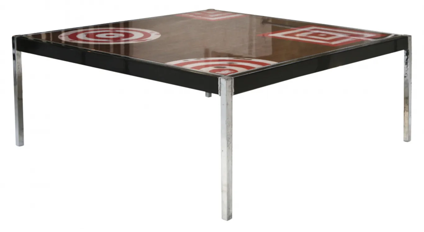 mesa ratona antigua con base negra y detalles geométricos rojos