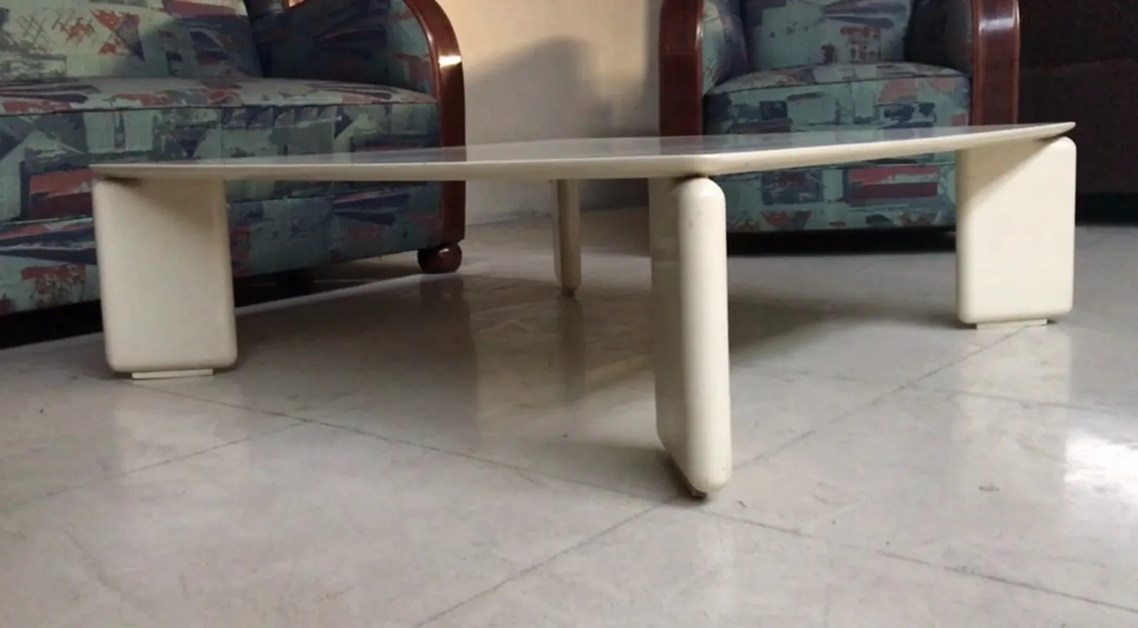 古董椭圆茶几旁边的装饰性扶手椅