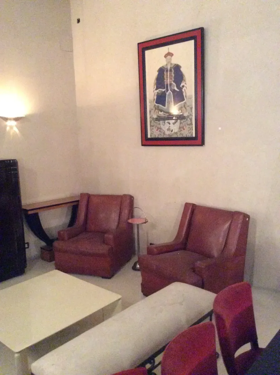 mesa de centro antiga em um ambiente decorado