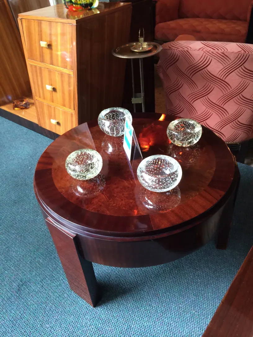 Table basse antique avec dessus en verre et éléments décoratifs