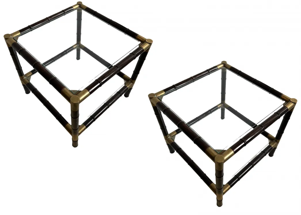 Conjunto de mesas de centro antigas com design elegante em um ambiente acolhedor.