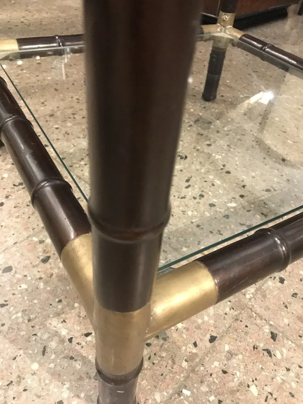 古典茶几，设计优雅简约，周围环境温馨。