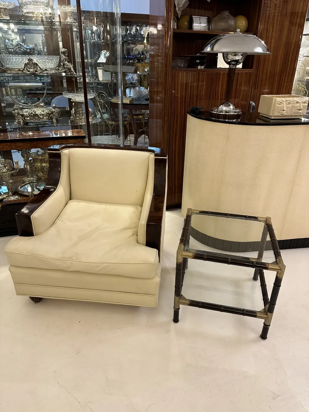 mesa ratona antigua en un ambiente elegante con un sofá claro