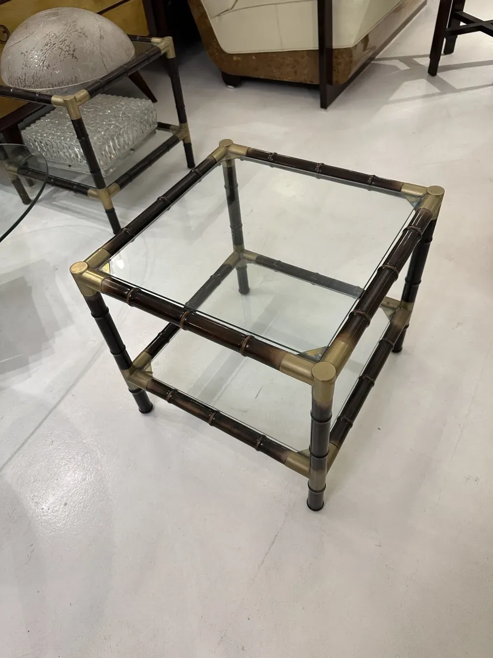 Antiker Couchtisch mit eleganter Struktur und Glas