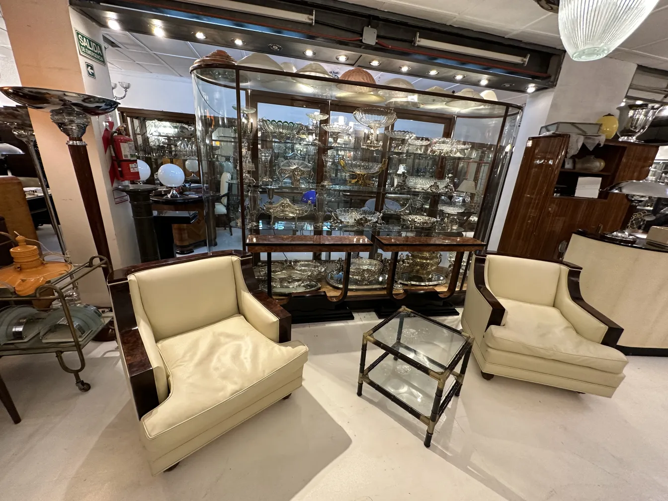 3 antike Couchtische in einem stilvollen Ambiente