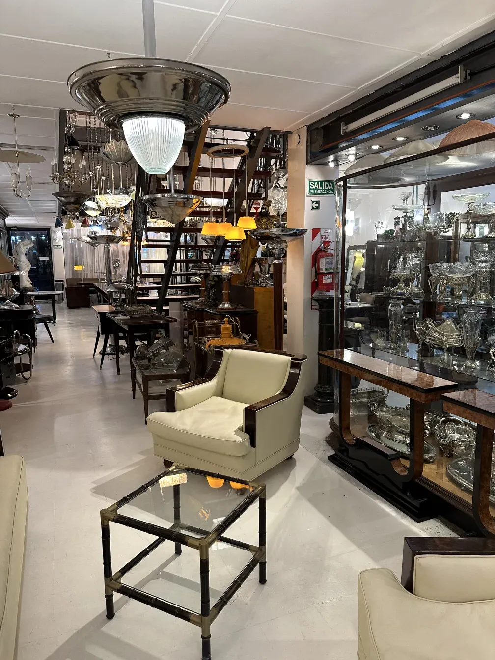 antiker Couchtisch mit elegantem Design in einem Vintage-Umfeld mit Stühlen