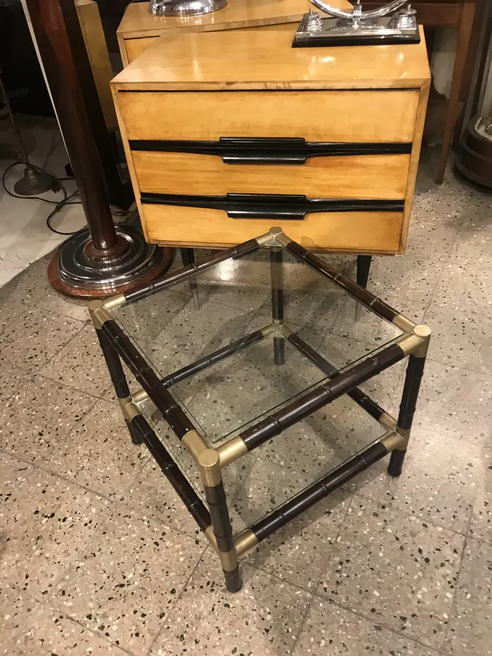 Table basse antique avec un design décoratif et des jambes uniques, placée dans une ambiance chaleureuse.