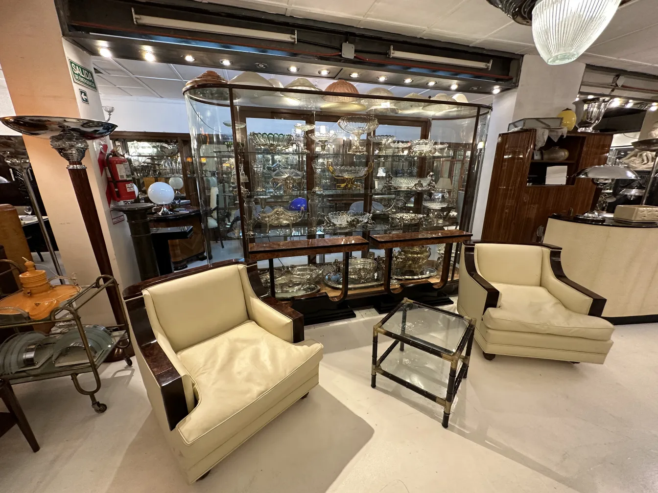 Trois tables basses anciennes dans un cadre élégant avec fauteuils