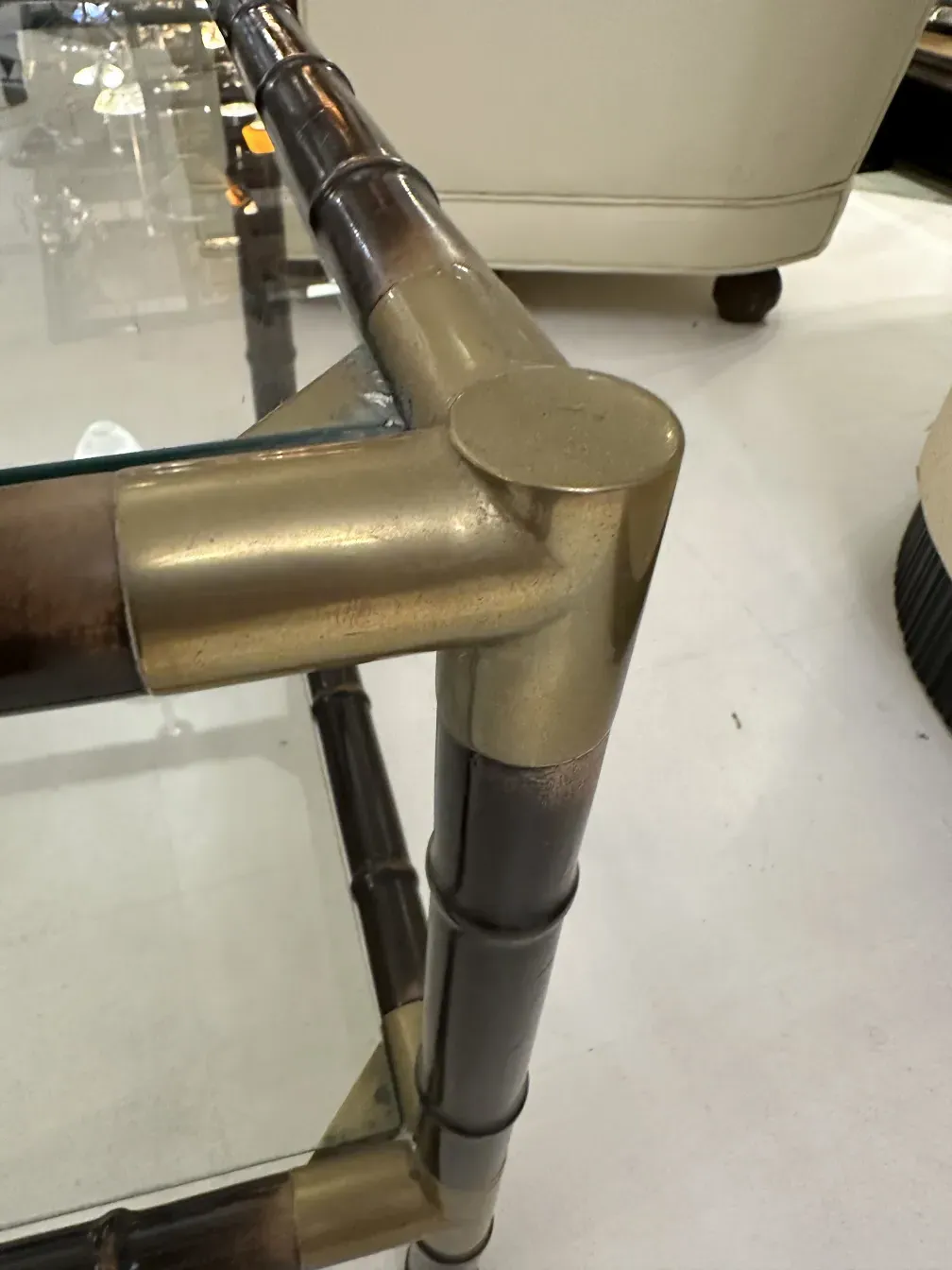 tavolino da caffè antico con dettagli di design elegante