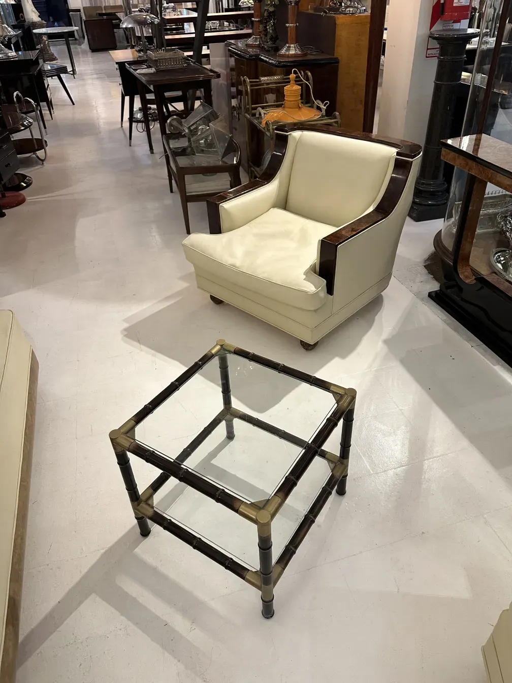 mesa ratona antigua en un ambiente clásico con una silla blanca