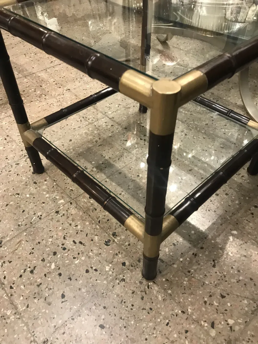 Mesa ratona antigua con base decorativa y cristal