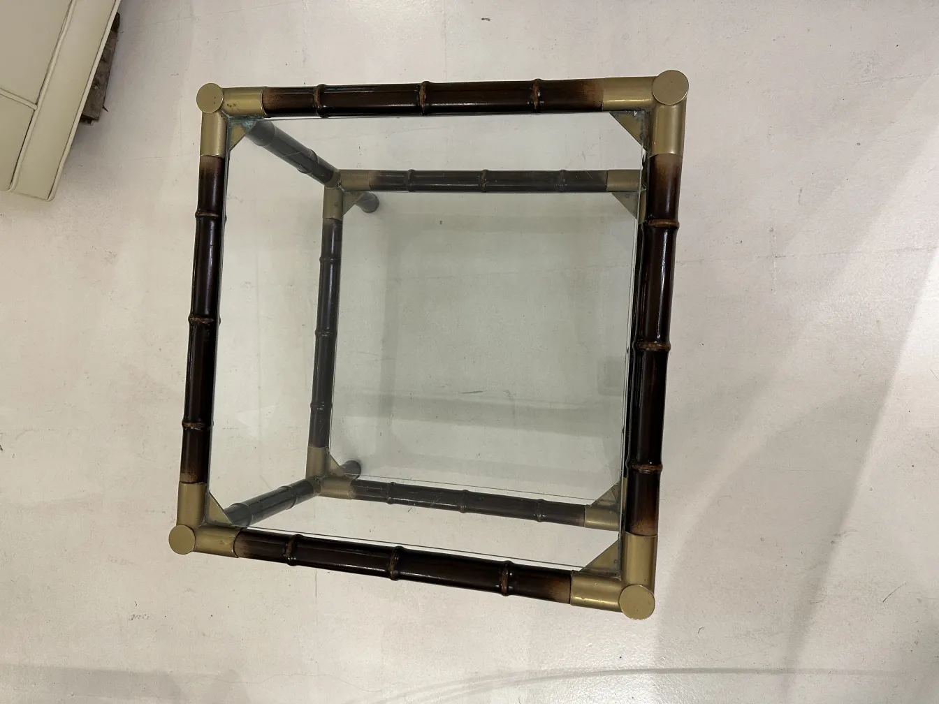 Trois tables basses antiques avec cadre clair et verre