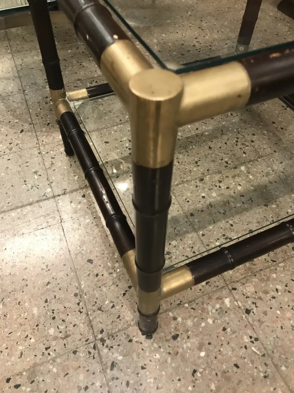 Antiker Couchtisch mit dekorativen Beinen in einem eleganten Ambiente