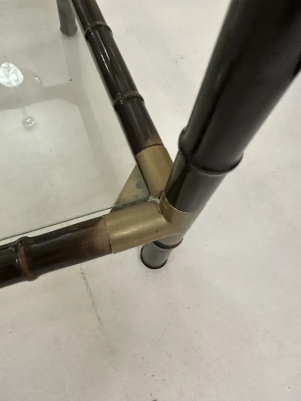 antiker Couchtisch mit eleganter Struktur in einem gemütlichen Raum