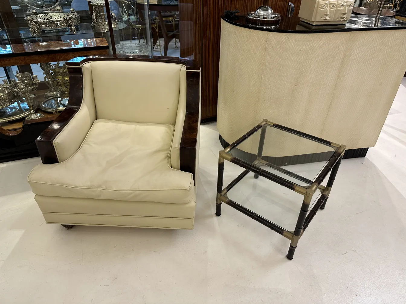 Conjunto de 3 mesas ratonas antiguas de diseño elegante en ambiente clásico.