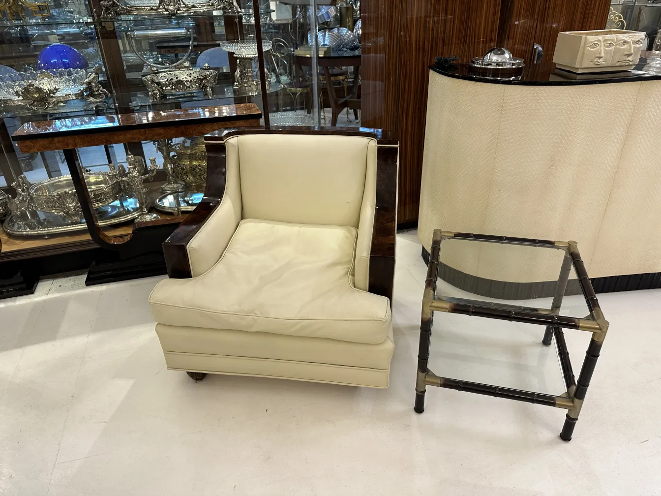 mesa ratona antigua en un ambiente elegante