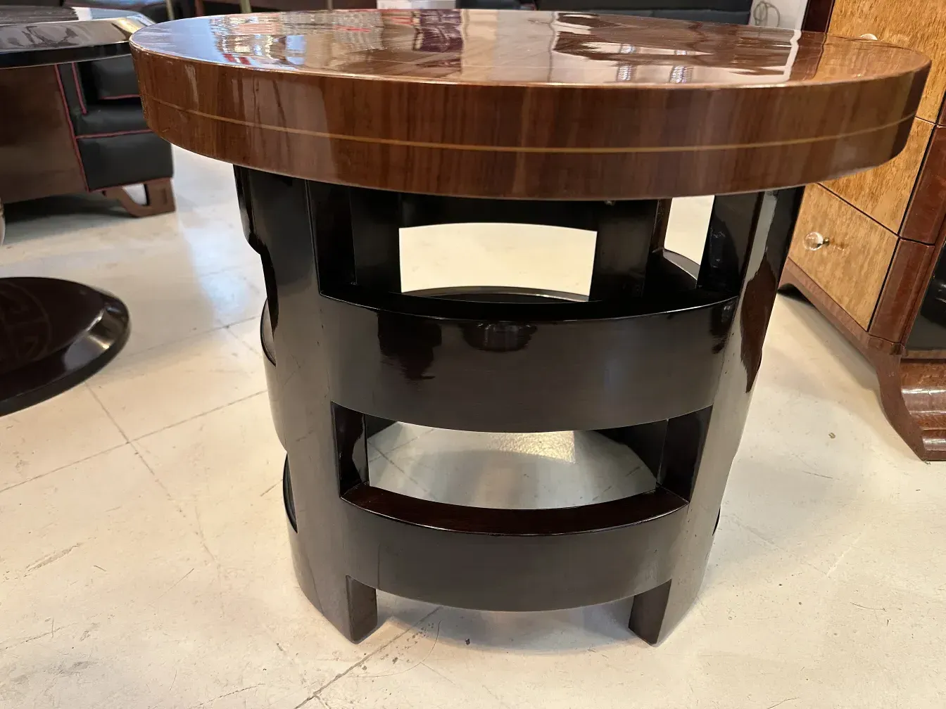 ancienne petite table ronde dans un cadre classique