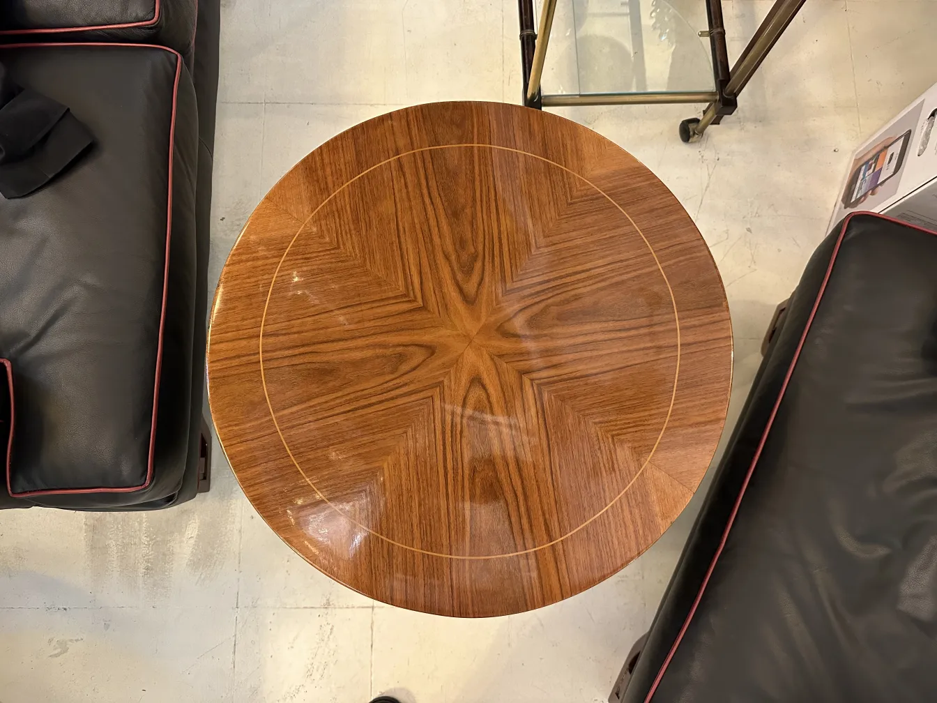 antiker runder Tisch, klassische Dekoration, elegantes Ambiente