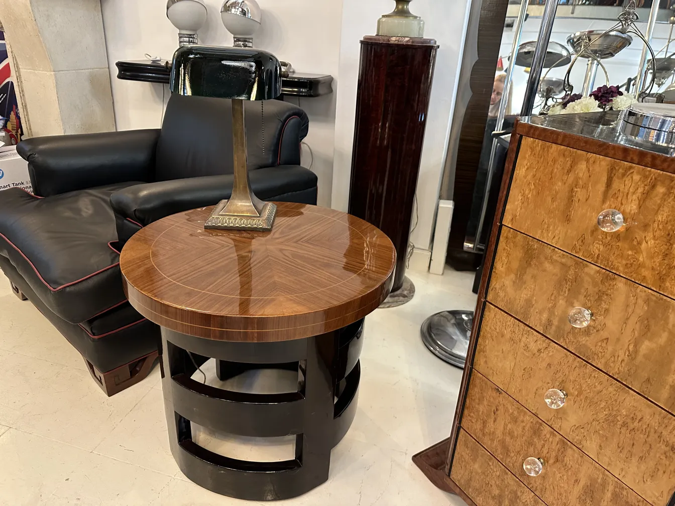 tavolino antico rotondo con lampada in un ambiente elegante