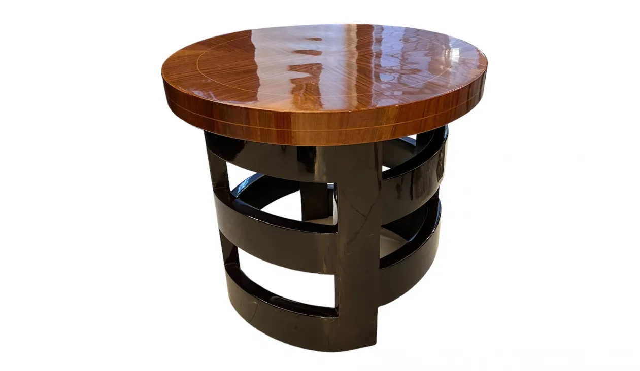 光沢のある丸い天板と黒いベースのアンティーク小さなテーブル。