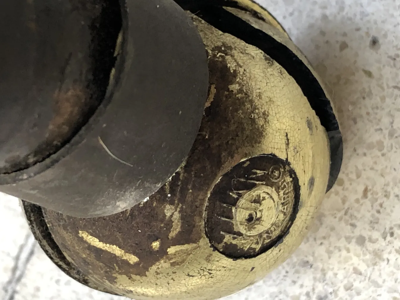 पुरानी छोटी मेज़ का विवरण खूबसूरत सजावट और सजावटी पैर