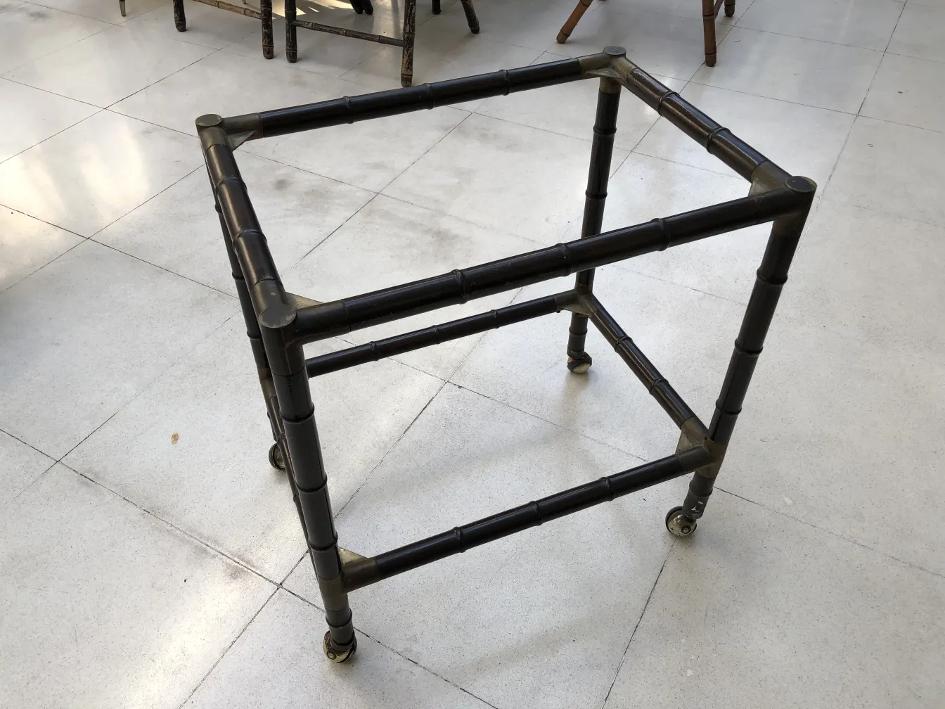 Antiker kleiner Tisch mit Rädern in hellem Umfeld