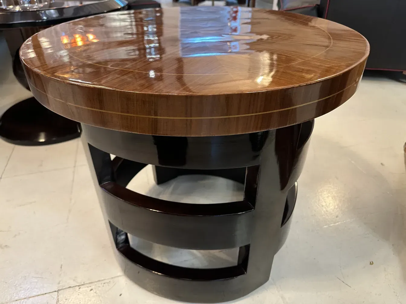 tavolino antico con design decorativo, ambiente elegante