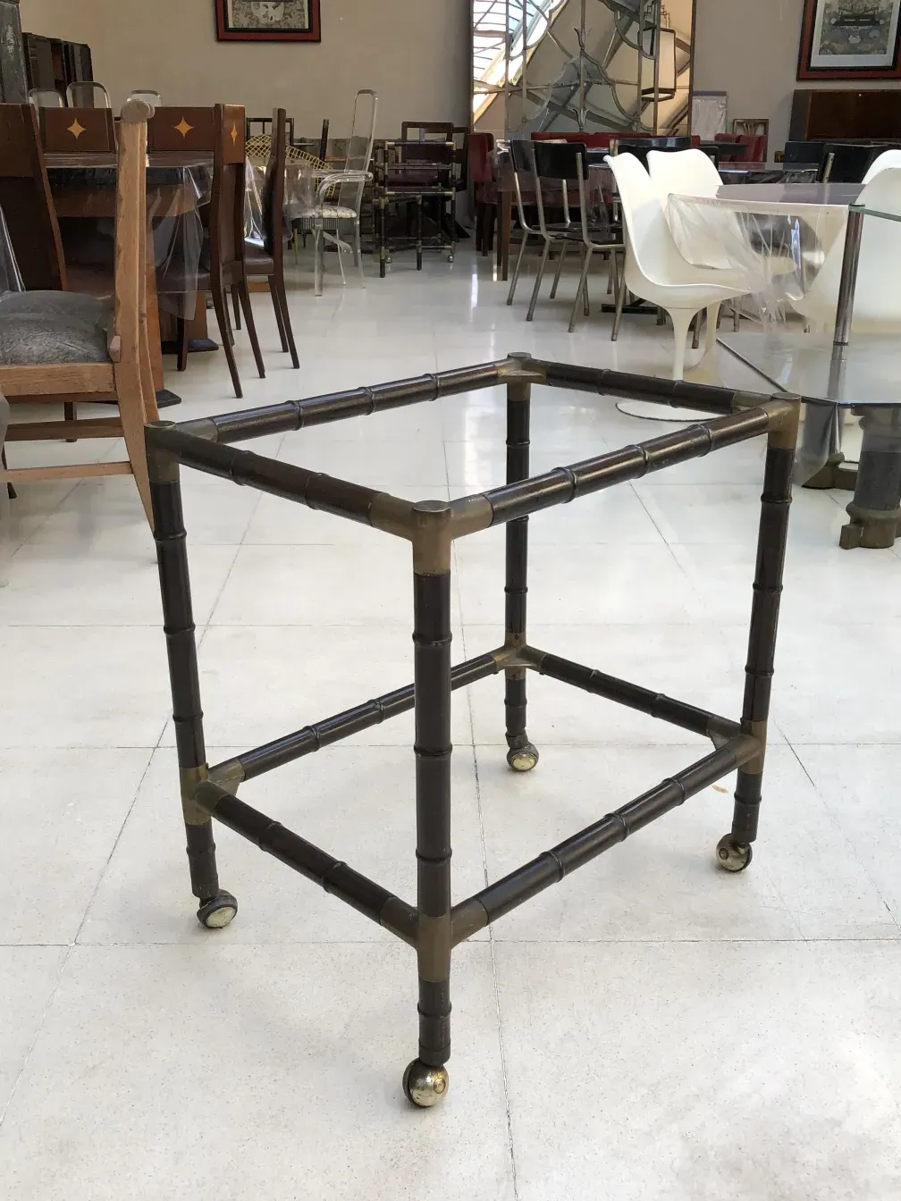 Mesita antigua con base estructural visible en el entorno