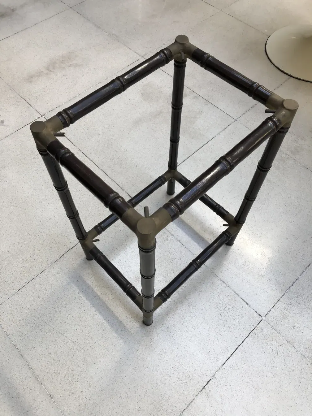 古老的小桌子，具有独特的设计，放在现代环境中