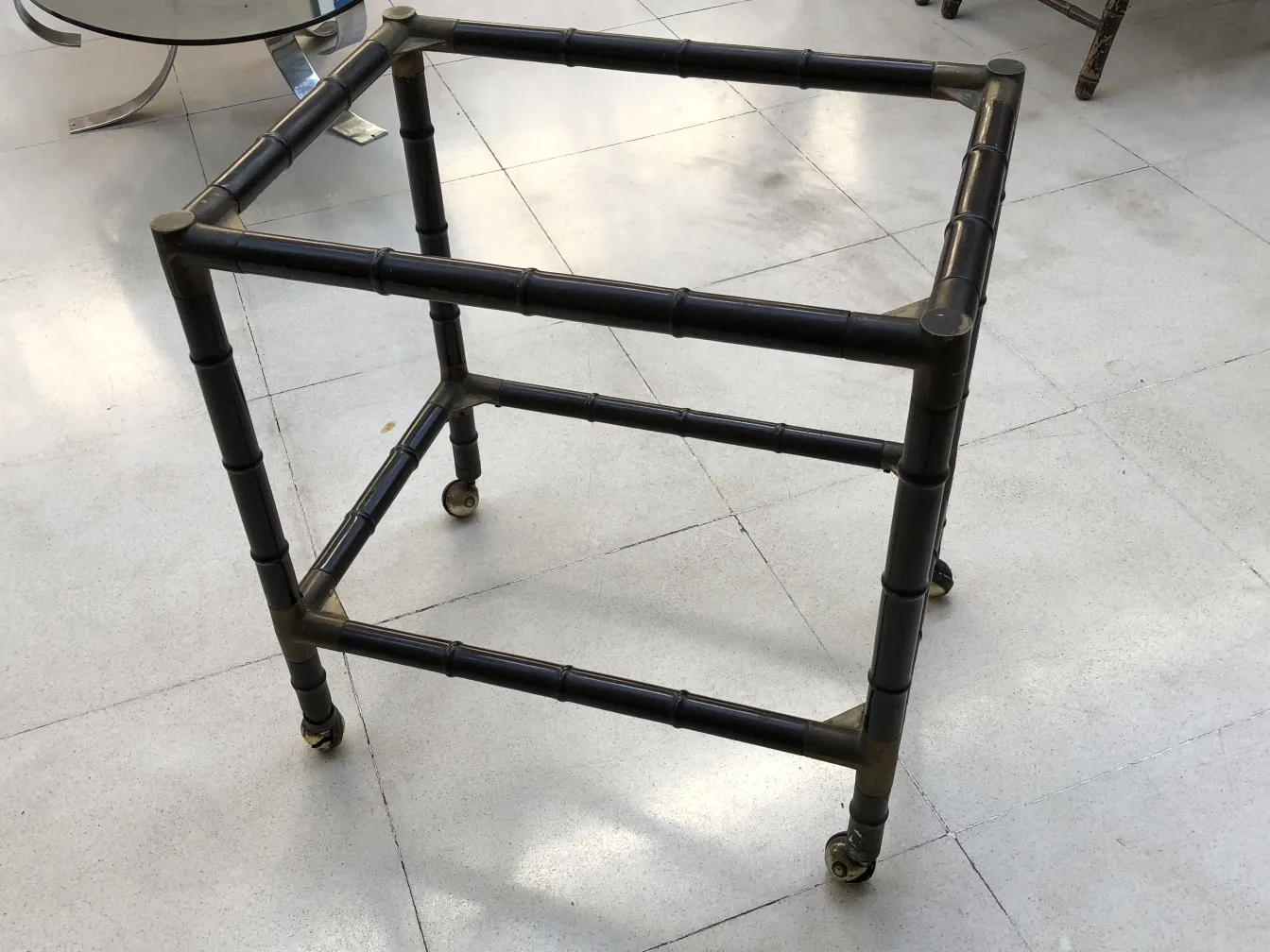 mesinha antiga com design simples e rodas, ideal para decoracao