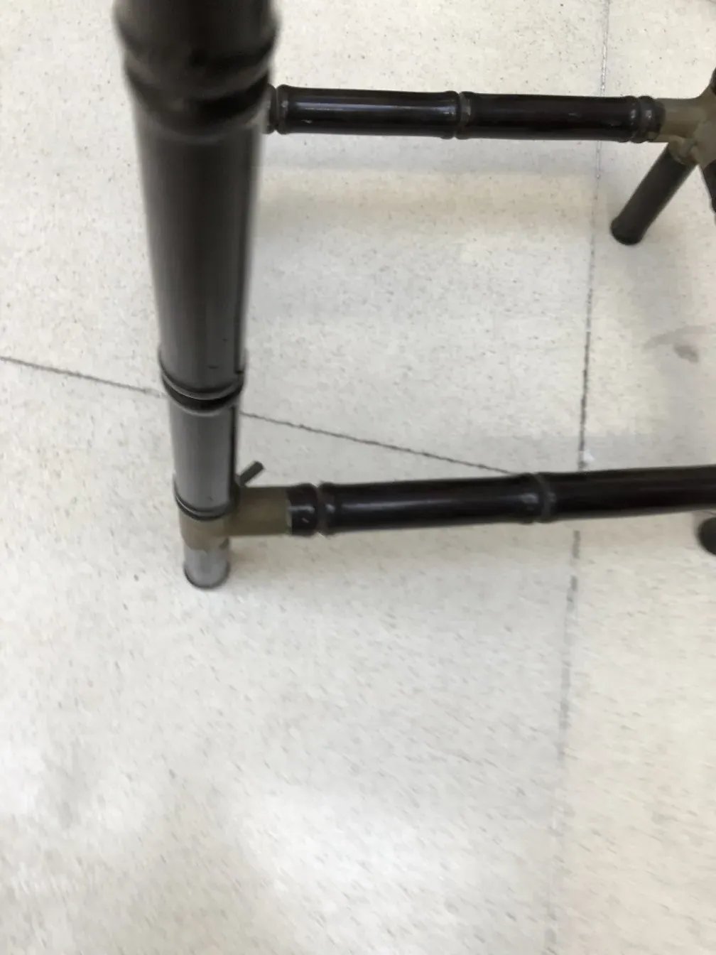 sicht auf einen kleinen antiken tisch mit elegantem design