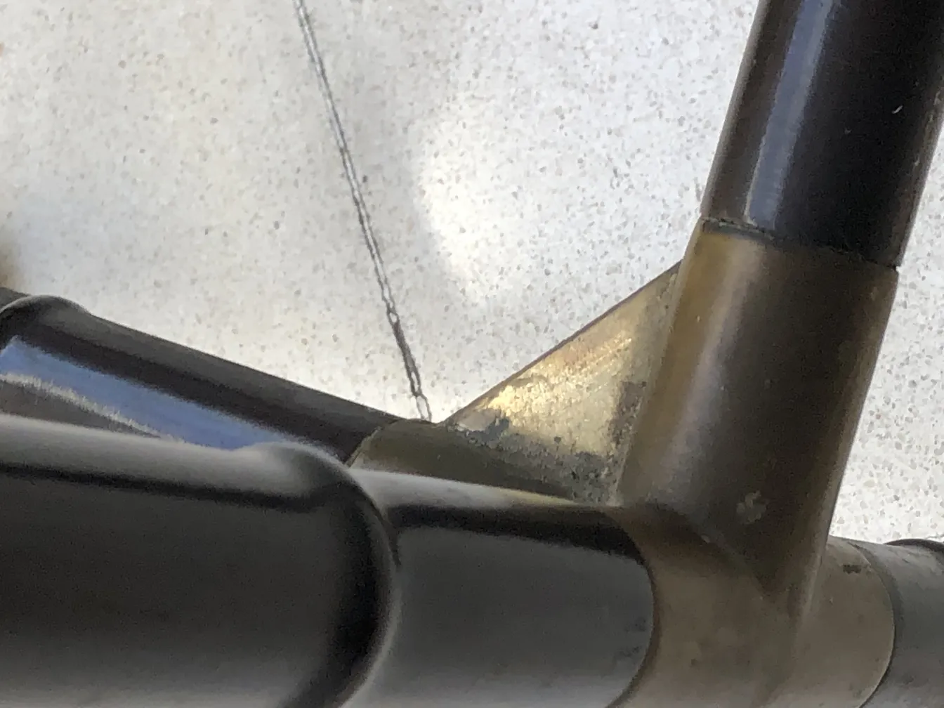 装飾的なベースとエレガントなデザインの古い小さなテーブルの詳細