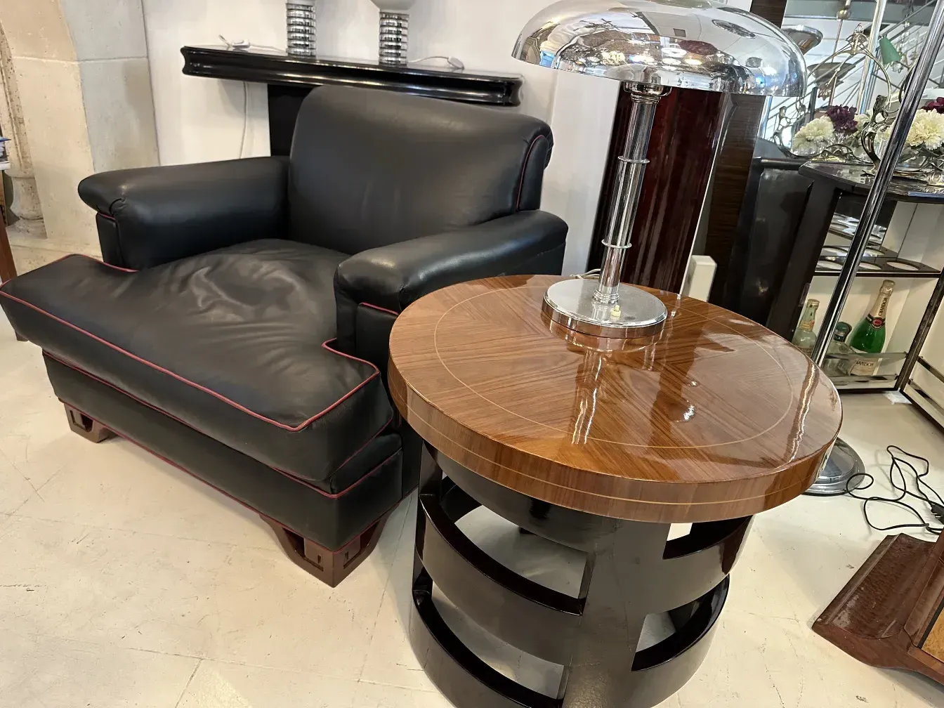 mesita antigua de diseño atractivo con base brillante y ambiente acogedor